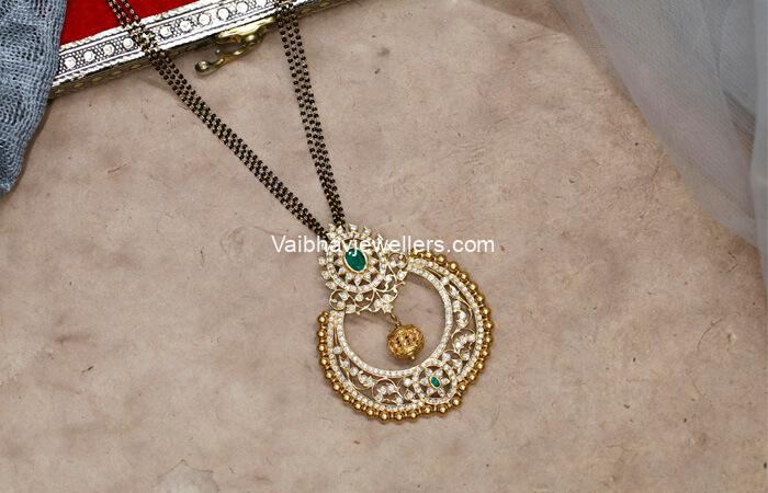 Vaibhav Jewellers 22K Traditional Diamond Pendant