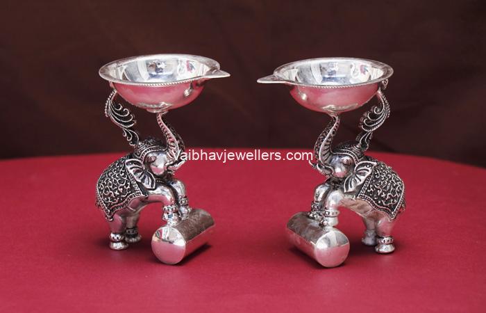Vaibhav Jewellers Antique Silver Embossed Single Nose Kundulu
