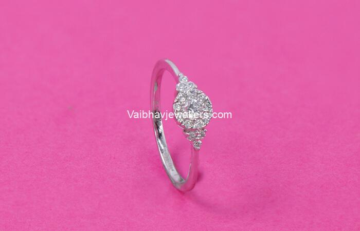 18Kt Splendid White Gold Diamond Ring 148VG7090