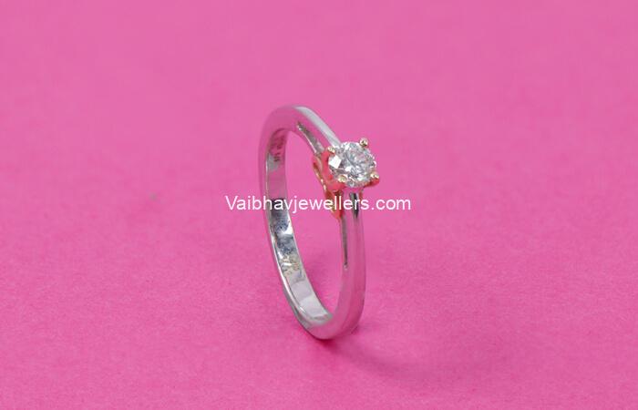 18Kt Classic Solitaire Diamond Ring 148VG8073