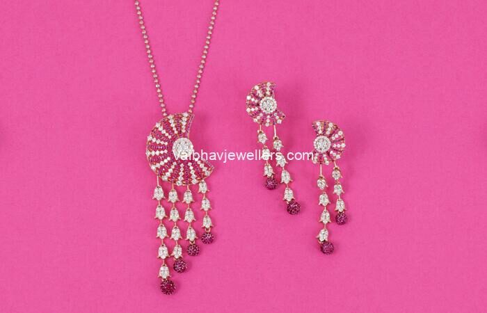 18Kt Royal Chandelier Diamond Pendant Set 166VG7359