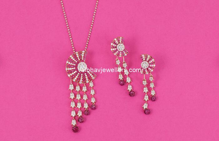18Kt Royal Chandelier Diamond Pendant Set 166VG7359