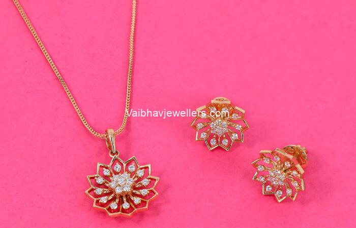 18Kt Dazzling Daisy Diamond Pendant Set 166VG7707
