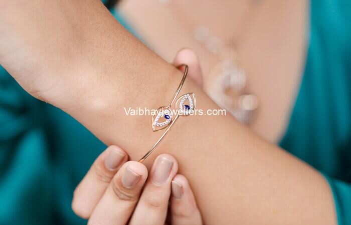 Delicate Teardrop Gold Bracelet