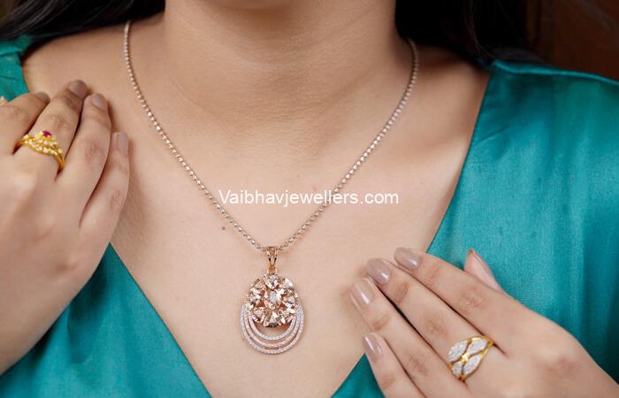 Glamorous Blossom Gold Pendant Set
