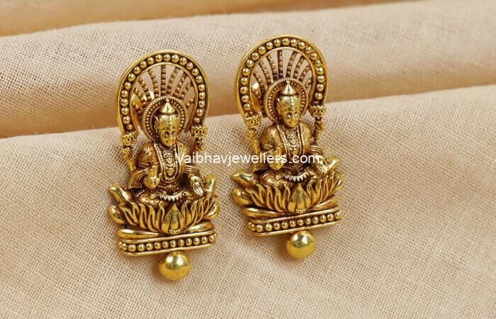 The 22Kt Antique Lakshmi Devi Gold Earrings are crafted in 22K gold and weigh 12.45 grams. These earrings feature a traditional Lakshmi Devi motif, symbolizing prosperity and blessings, making them perfect for weddings and auspicious ceremonies. They add a classic touch to bridal jewelry.