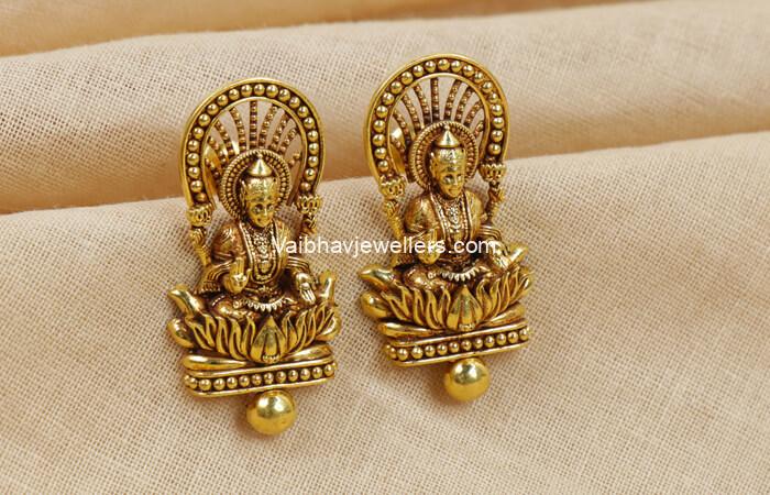 The 22Kt Antique Lakshmi Devi Gold Earrings are crafted in 22K gold and weigh 12.45 grams. These earrings feature a traditional Lakshmi Devi motif, symbolizing prosperity and blessings, making them perfect for weddings and auspicious ceremonies. They add a classic touch to bridal jewelry.