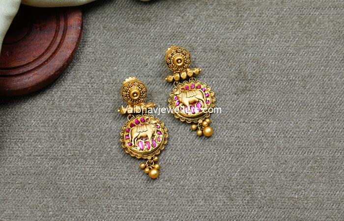 Handcrafted Elegant Gold Kundan Earrings